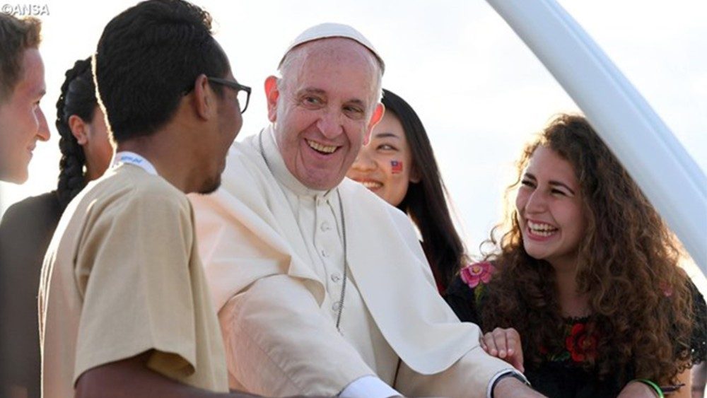 Papa Francisco con jóvenes