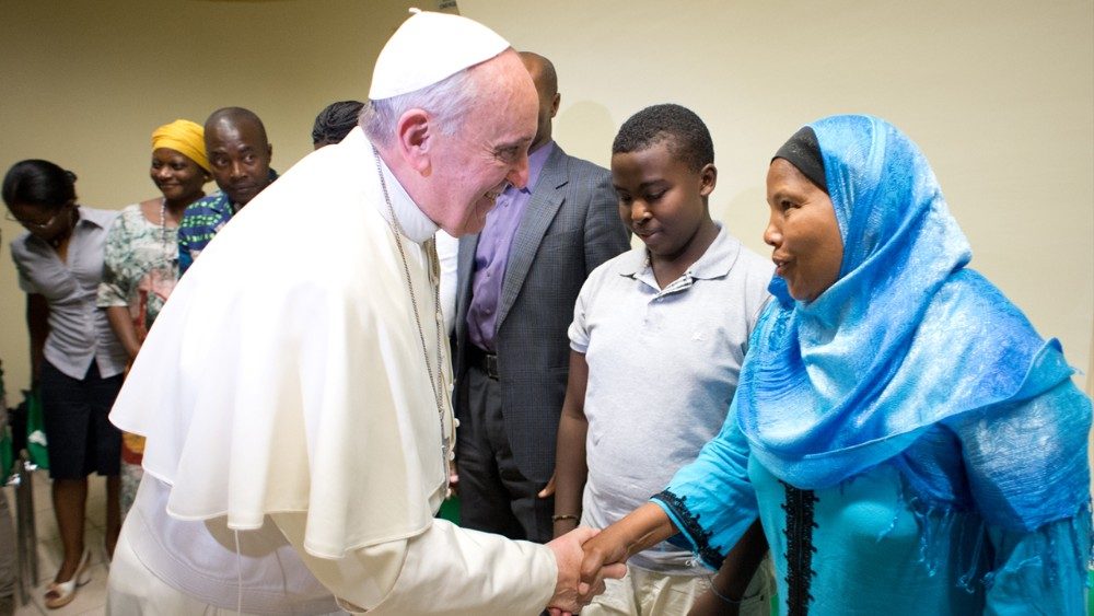10-09-2013 Visita Papa Francesco ai rifugiati nel Centro Astalli