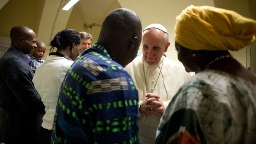 Papež Frančišek med obiskom Centra Astalli v Rimu, septembra 2013
