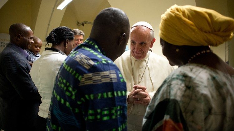 教皇フランシスコ　2013年9月　ローマの難民支援センター「チェントロ・アスタッリ」訪問で