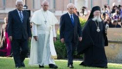 L'invocation pour la paix en Terre Sainte, le 8 juin 2014 au Vatican. Le Pape est entouré de Mahmoud Abbas, Shimon Peres et le patriarche de Constantinople.