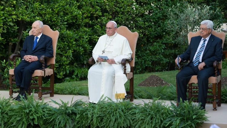 Historický moment 8. júna 2014 vo Vatikánskych záhradách, keď prezidenti Šimon Peres a Mahmúd Abbás prijali pozvanie pápeža Františka