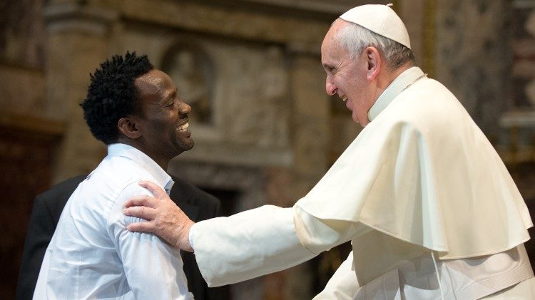 2013년 로마 ‘아스탈리 센터’를 방문한 프란치스코 교황이 한 난민과 인사하고 있다. 