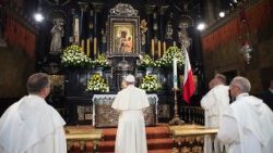 Ilustrační foto: Papež František v modlitbě před čenstochovskou Madonou