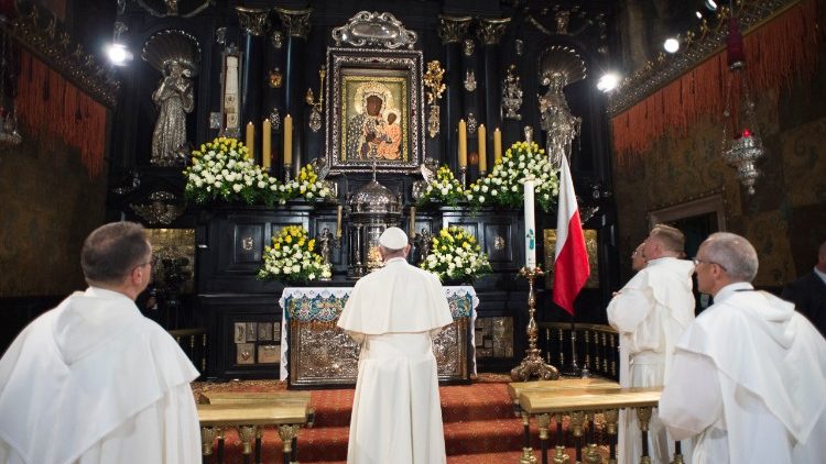 Papež Frančišek v molitvi pred Čenstohovsko Marijo med apostolskim potovanjem na Poljskem leta 2016.