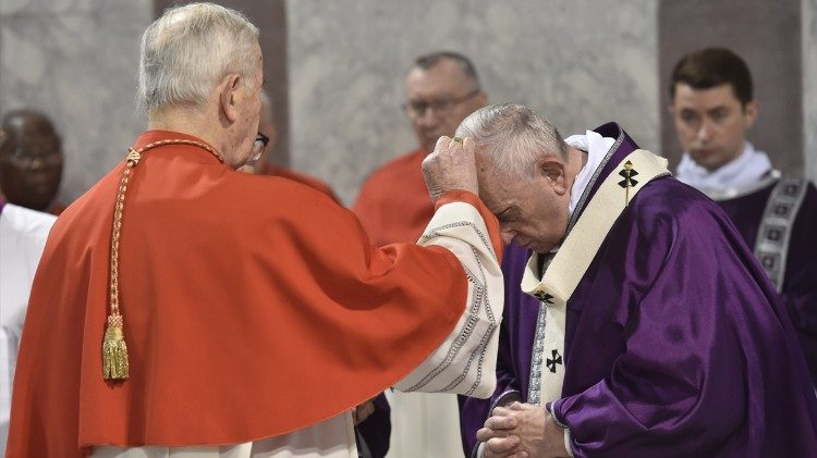 Letztes Jahr im Februar, auf dem Aventin: Der Papst empfängt das Aschekreuz