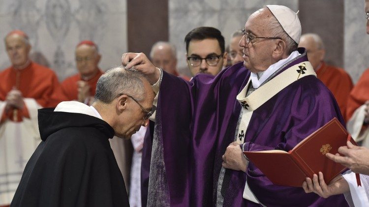 Le Pape François impose les cendres en la Basilique Sainte-Sabine sur l'Aventin à Rome, le 14 février 2018. 