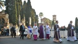 Il Papa in processione da Sant'Anselmo a Santa Sabina in una foto d'archivio