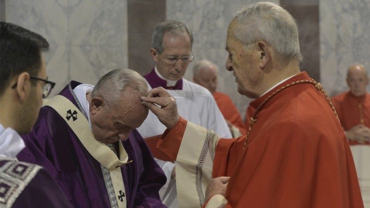 Le Pape recevant les Cendres des mains du cardinal Jozef Tomko, le 14 février 2018 en la basilique Sainte-Sabine sur l'Aventin.