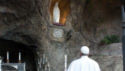Papa Francesco e la Madonna della Grotta di Lourdes nei Giardini Vaticani