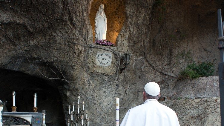Pave Frans i Lourdes-grotten i Vatikanhagene