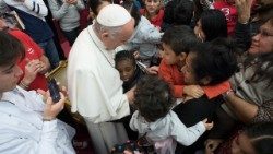 Em foto de arquivo de 2017, o Papa com as crianças assistidas pelo Dispensário Santa Marta