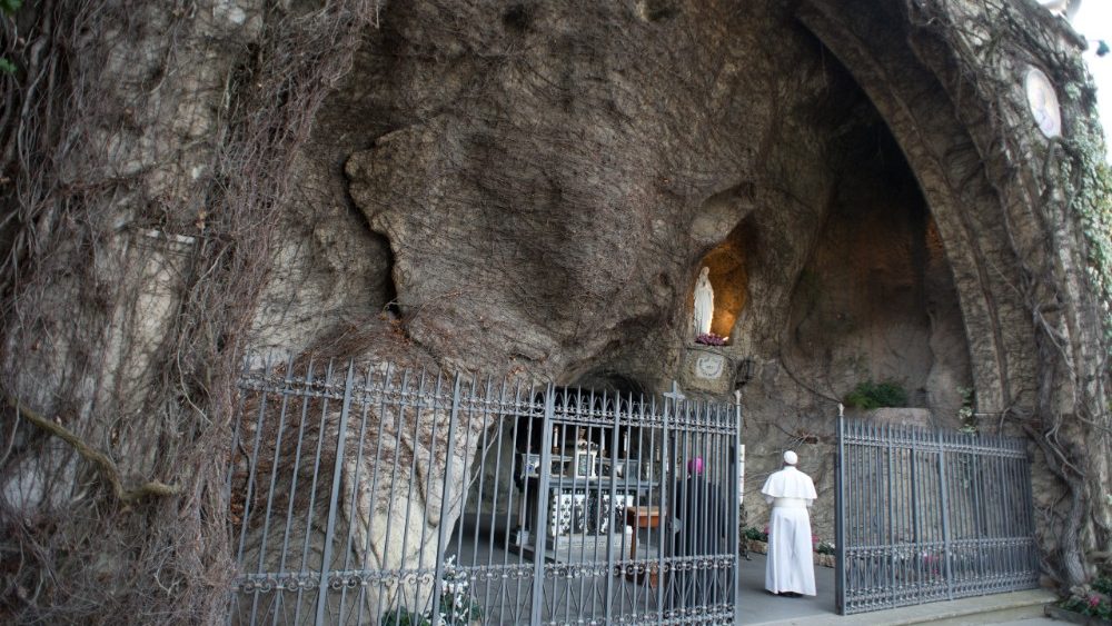 Lurdská jaskynka vo Vatikánskych záhradách