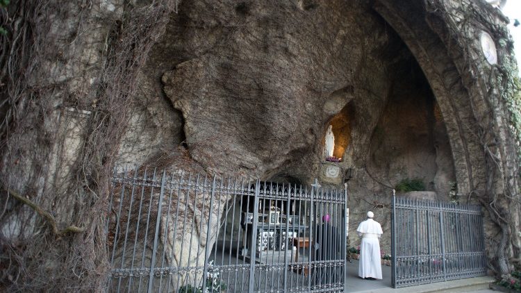 Le Pape François en prière devant la Grotte de Lourdes, dans les Jardins du Vatican.