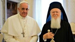Papst Franziskus und Patriarch Bartholomaios bei einer Begegnung 2017