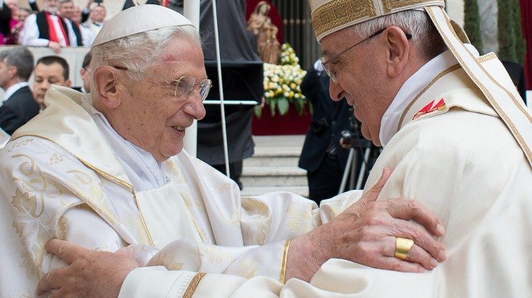 Le Pape François visite Benoit XVI le jour de la canonisation des saints Jean-Paul II et Jean XXIII à Rome, le 27 avril 2014. 