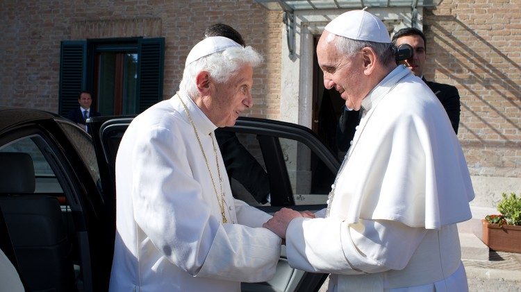 El Papa Francisco saluda a Benedicto XVI