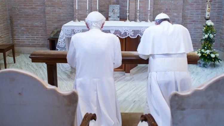Papež Frančišek na obisku pri zaslužnem papežu