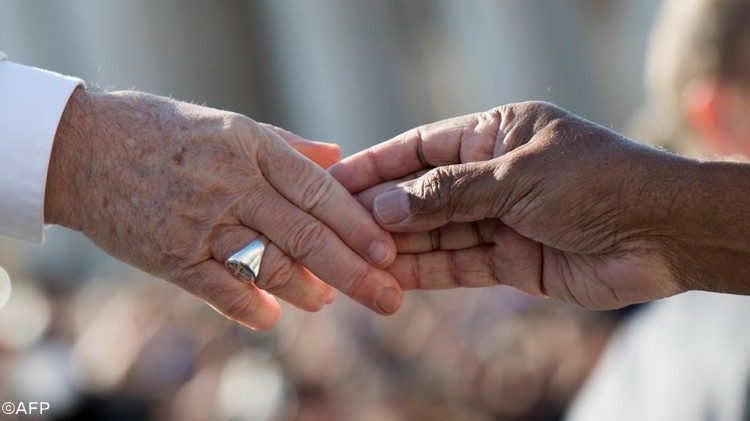 教皇フランシスコ「他者の苦しみに顔をそむけず、奉仕する者に」