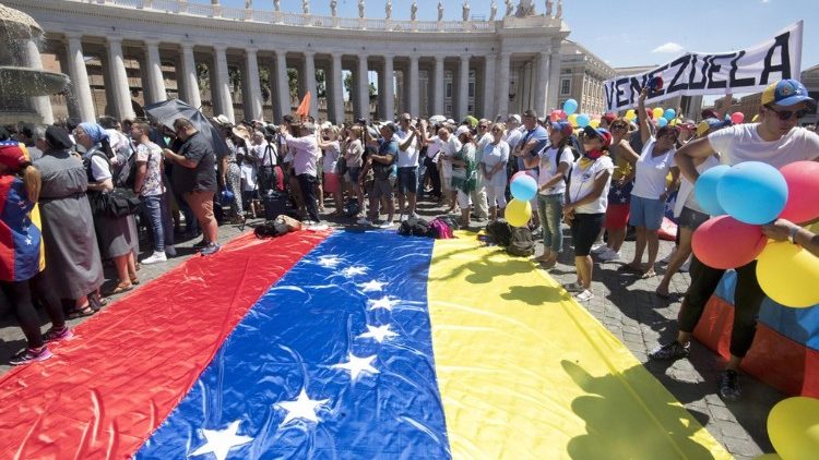 お告げの祈りに集ったベネズエラの巡礼者たち　2017年9月　バチカン・聖ペトロ広場