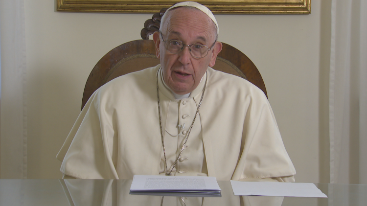 Papež Frančišek med snemanjem video sporočila