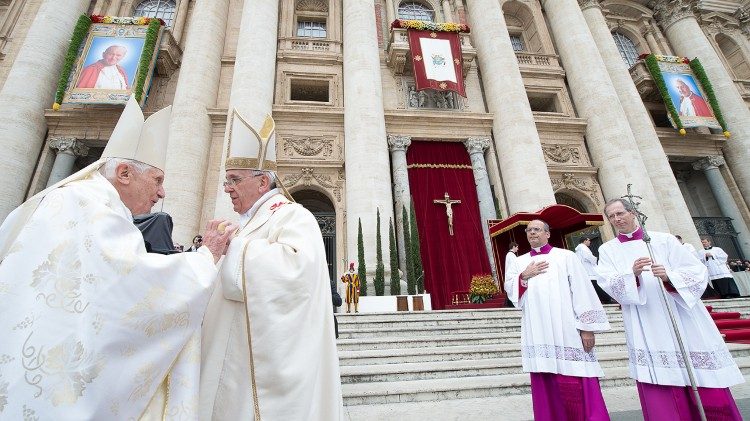 Francisco y Benedicto XVI en la canonización del Papa Juan Pablo II y Juan XXIII