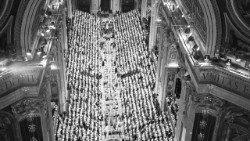Les évêques réunis à la basilique Saint-Pierre pour le Concile Vatican II, en décembre 1963.