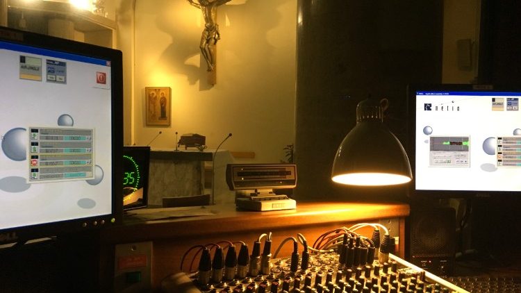 Une régie d'enregistrement dans la chapelle de Radio Vatican, à Rome