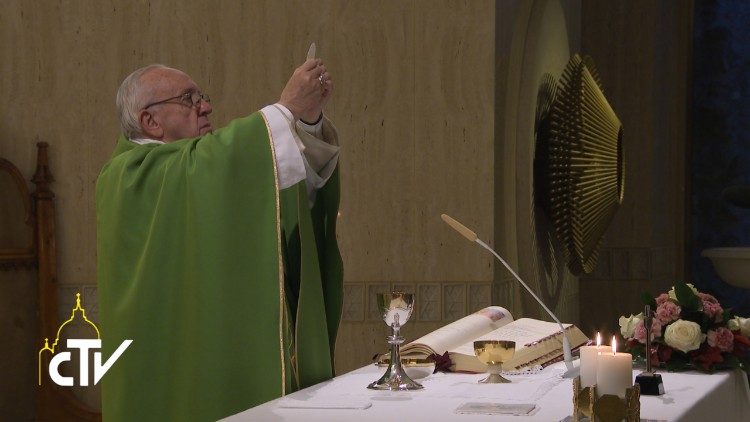 Le Pape célébrant la messe à Sainte-Marthe, le 24 octobre
