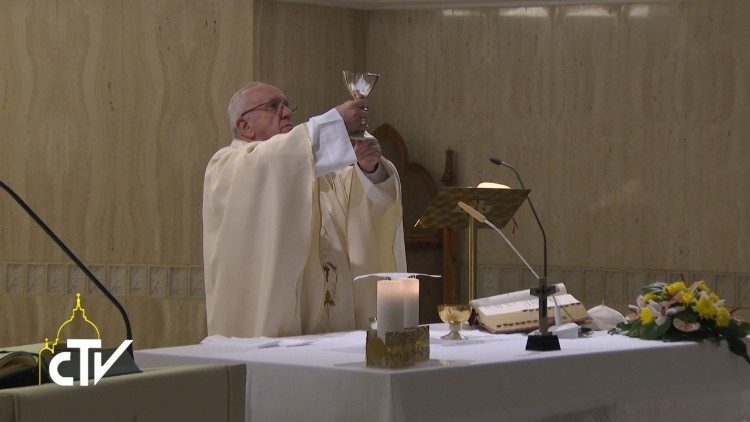Le Pape François célèbre la messe à Sainte-Marthe, le 13 novembre 2017.
