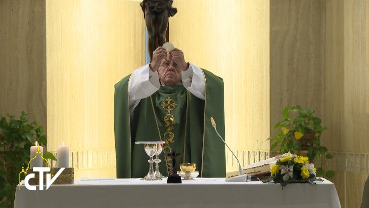 Le Pape François présidant la messe à la Maison Sainte-Marthe, le 30 octobre 2017.