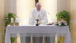 Le Pape célébrant la messe à la Maison Sainte-Marthe, le 18 juin 2018.
