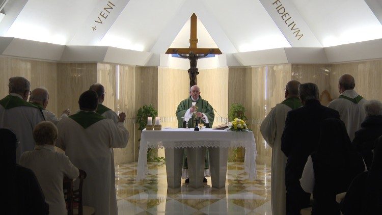 Le Pape François célébrant la messe à la maison Sainte-Marthe ce mardi 7 novembre 2017.