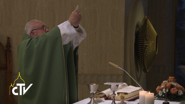 Le Pape célébrant la messe à la Maison Sainte-Marthe.