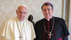 Papież Franciszek i abp Christophe Pierre, nuncjusz w USA, 2018 r.