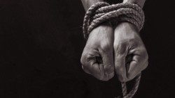 Il fenomeno della tratta di esseri umani produce profitti criminali di oltre 150 miliardi di dollari all'anno
