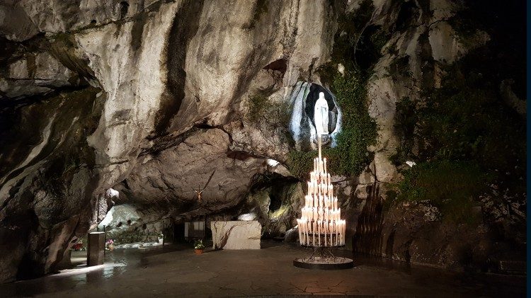 A Lourdes-i kegyhelyen tovább folyik az állandó napi ima  