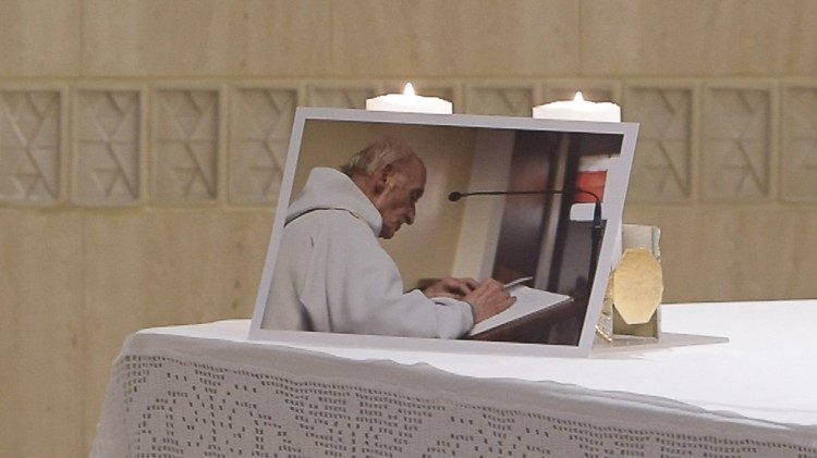 Kun. Hamelio nuotrauka popiežiaus koplyčioje Vatikane