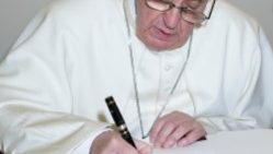 Papst Franziskus beim Schreiben