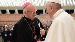Archivbild: Bischof Nunzio Galantino (links) im Gespräch mit Papst Franziskus