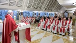 Le Pape célèbre la messe à la Maison Sainte-Marthe au Vatican, le 3 mai 2018.