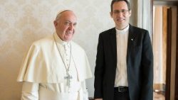 Papst Franziskus und der Jesuit Frederic Fornos auf einem Archivbild von 2016