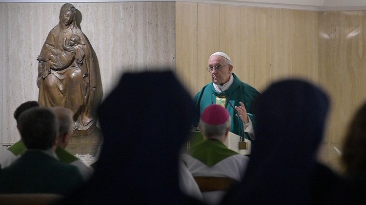 Papež Frančišek med jutranjo sveto mašo v Domu sv. Marte.