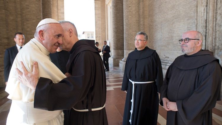 Papież z franciszkanami podczas wizyty w Asyżu w 2016 r. 