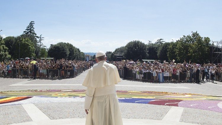 Le Pape saluant la foule lors d'une précédente visite à Assise, le 4 août 2016.
