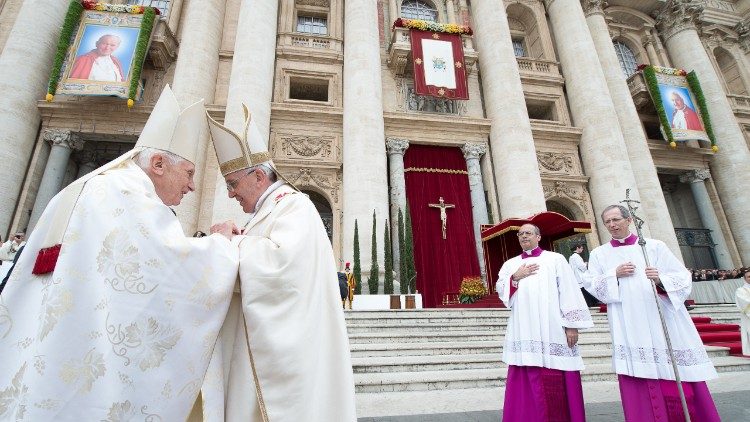 Pranciškus ir Benediktas XVI dviejų popiežių kanonizacijoje 2014 m.