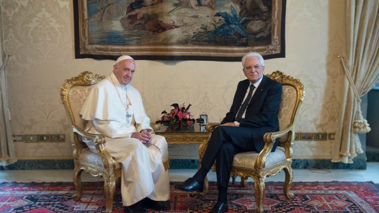 Ferenc pápa és Sergio Mattarella olasz elnök