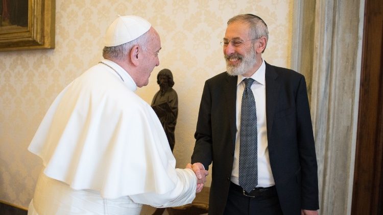 Papež Frančišek in Riccardo Di Segni, rabin judovske skupnosti v Rimu sta se srečala 27. aprila 2015 v apostolski palači.