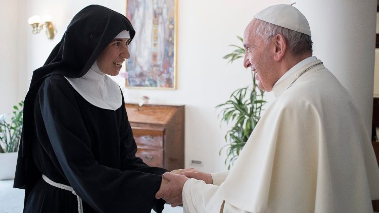 教宗接见隐修会修女