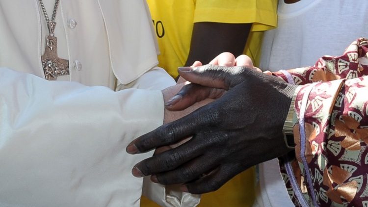 L'incontro del Papa con i migranti durante la visita a Lampedusa nel 2013